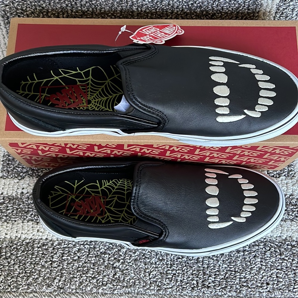 Vans Classic Slip-On Fangs Black/True White MENS - Picture 4 of 16